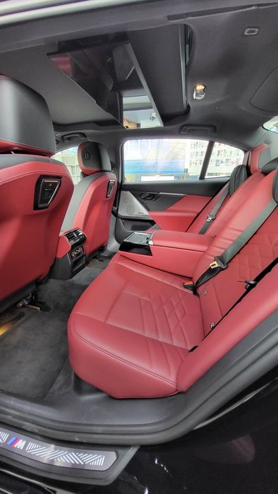 Bmw i5 40L 713 kmlik, M paket, dop opsiyasi bor. Oq va qora rangi bor