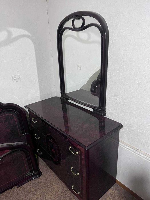 Мебель итальянская в отличном состоянии , все в комплекте