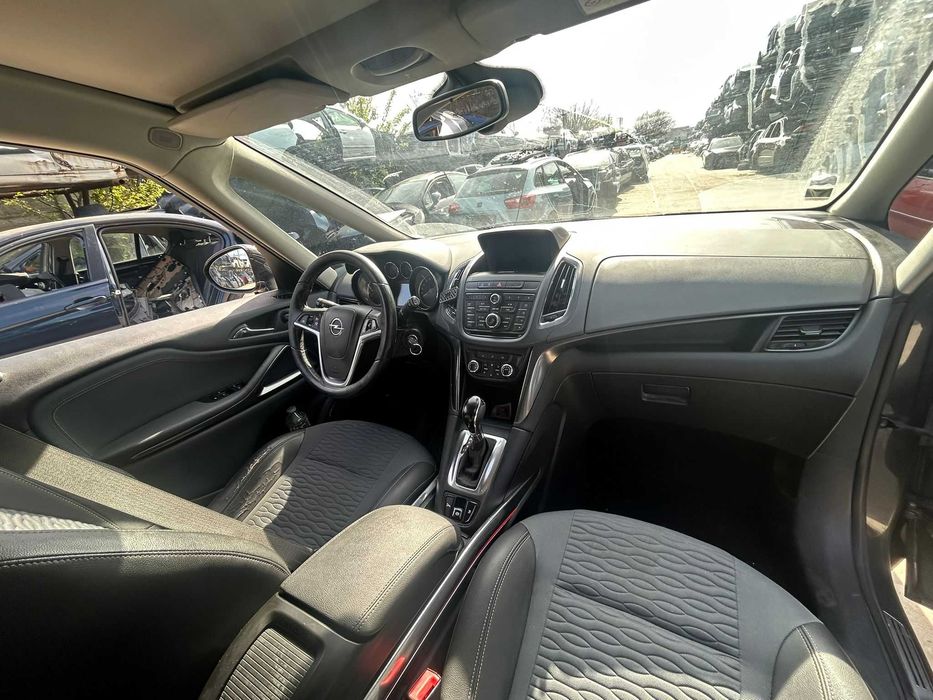 Dezmembrez Opel Zafira C an 2012 2.0 diesel cutie automata