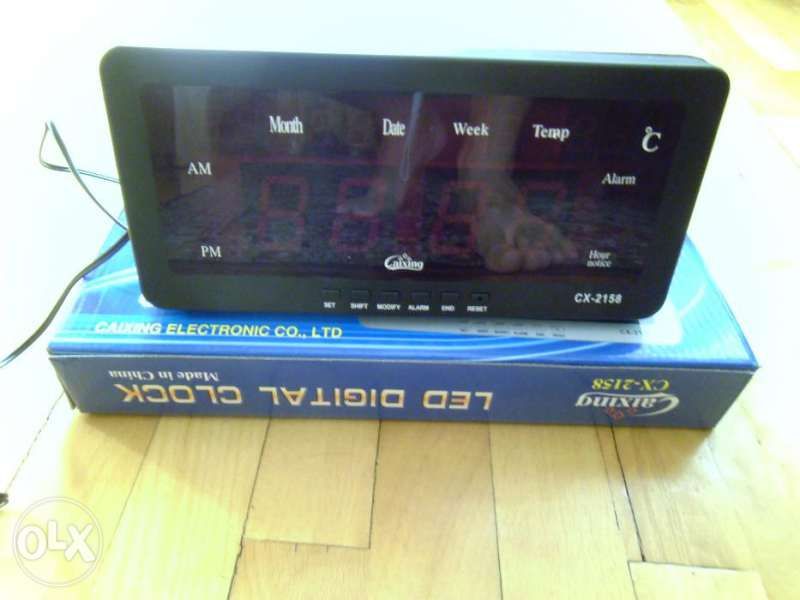 LED електронен часовник с големи цифри. Показва час, дата и температу