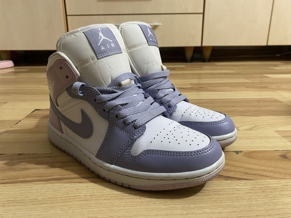 Air Jordan 1 Mid “indigo Haze Doll White “