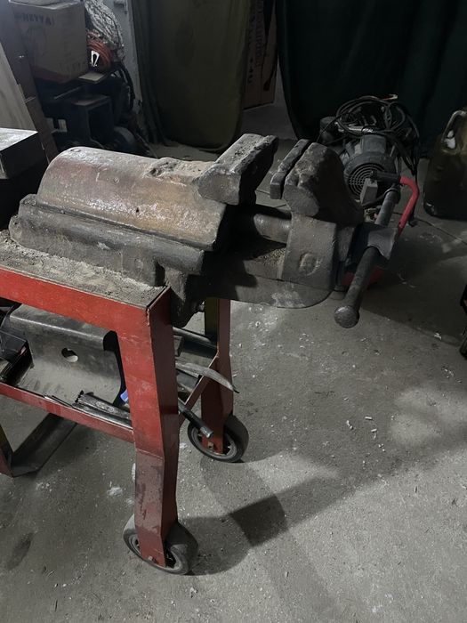 Продам тисы. Возможна продажа с подставкой.