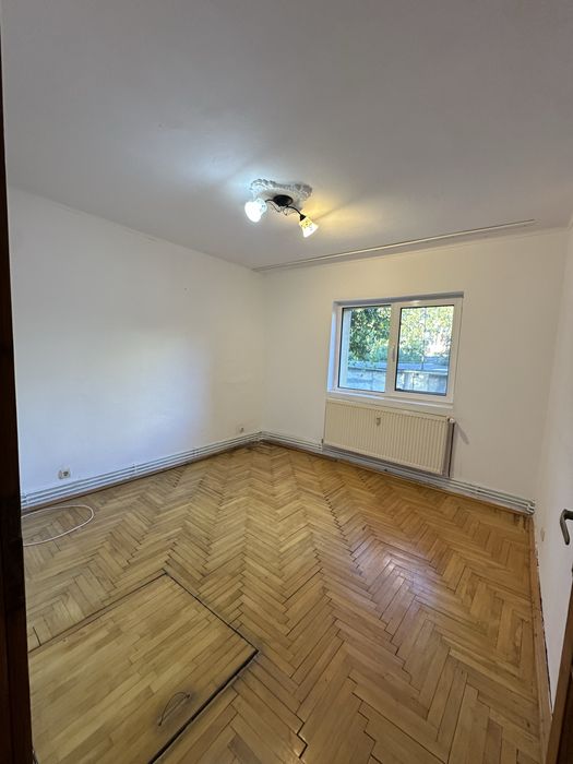 Închiriez apartament cu 2 camere