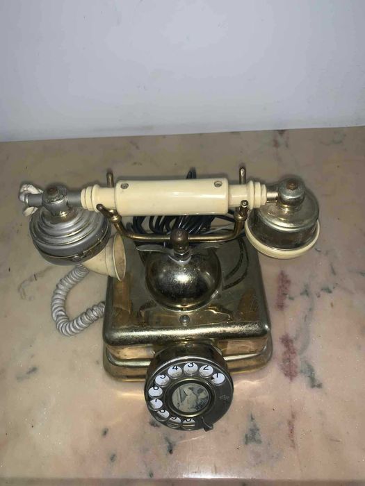 Telefon vintage in carcasa de alama functional