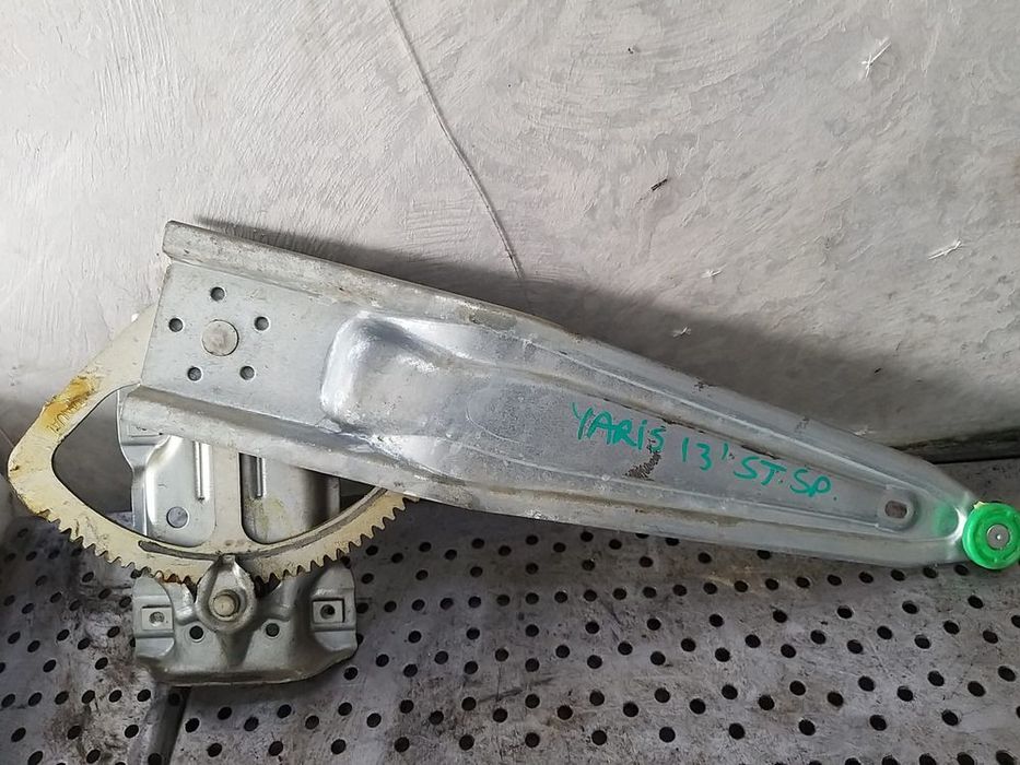 Macara manuala geam stanga spate toyota yaris 3 p13