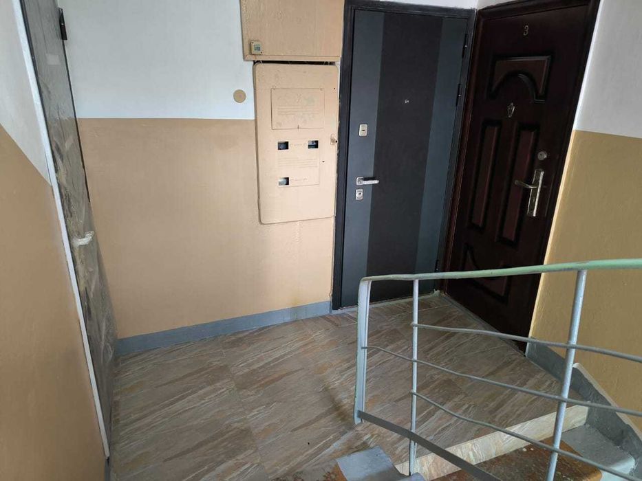 продам 2 ком квартиру район Собеса
