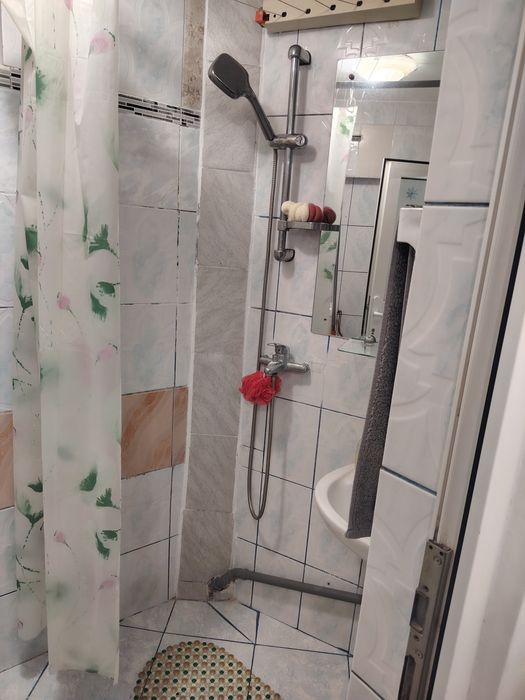 Piața Victoriei-Macdonalds Buzesti,gars.vila 300 de E cu util.incluse