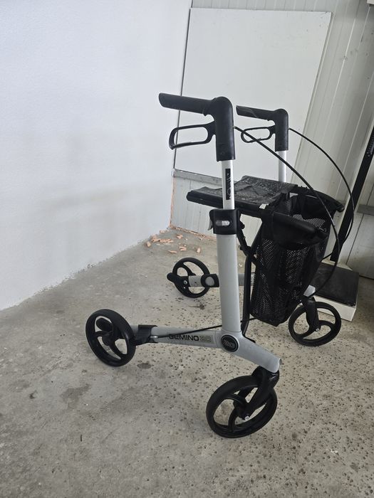 Rolator pliabil, cu șezut, coș și frâne, max. 130kg carut persoane cu dizabilitati cadru cu roti fracturi glezna