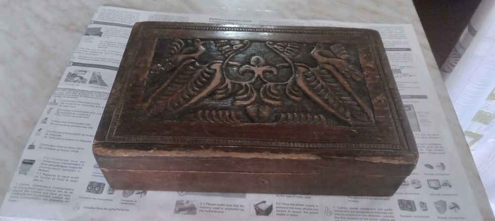 Деревянная резная шкатулка ручной работыты