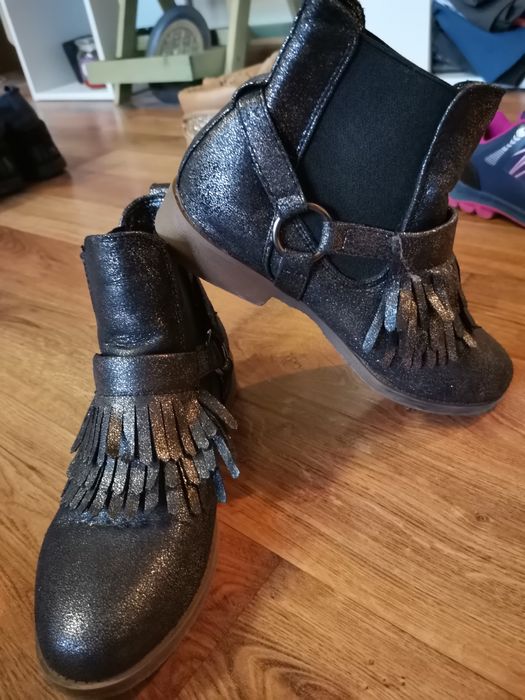 Botine  sclipicioase fetite