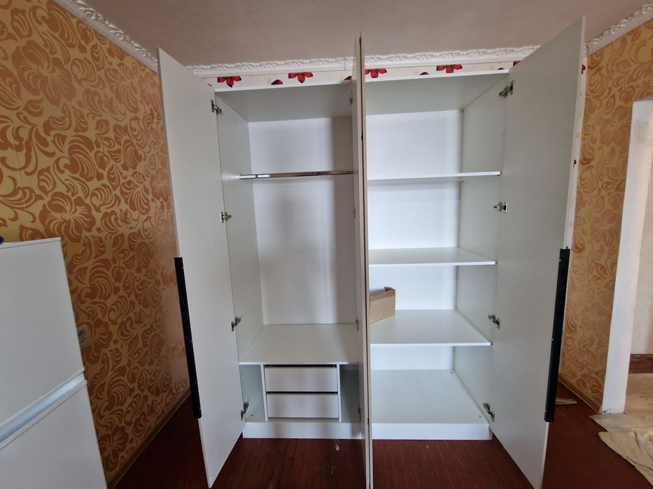 Распашной шкаф..