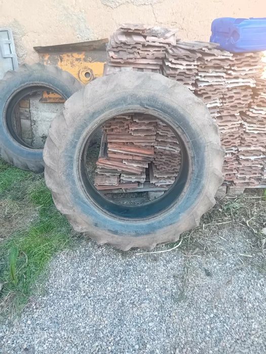 Două cauciucuri tractor