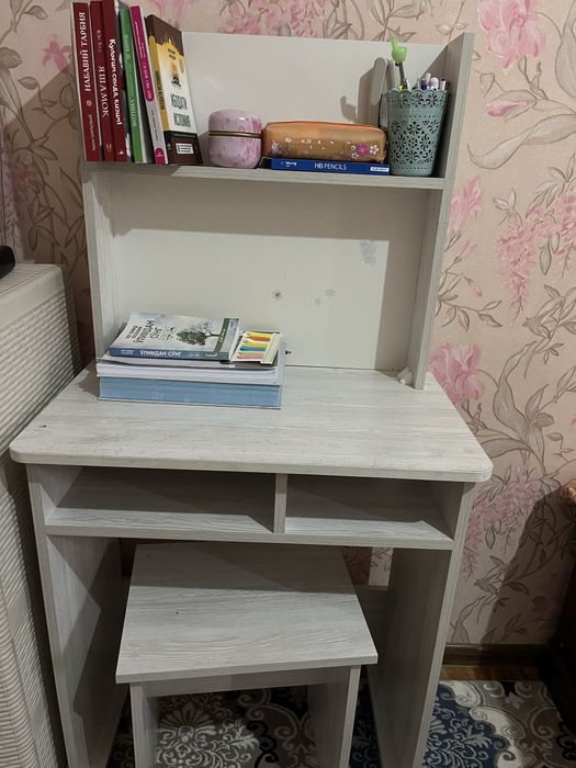 письменный стол и табуреток