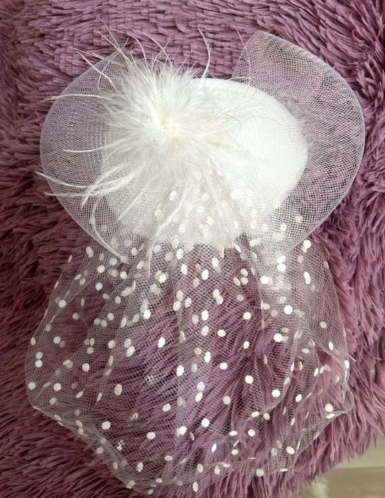 Voaleta alba cu pene