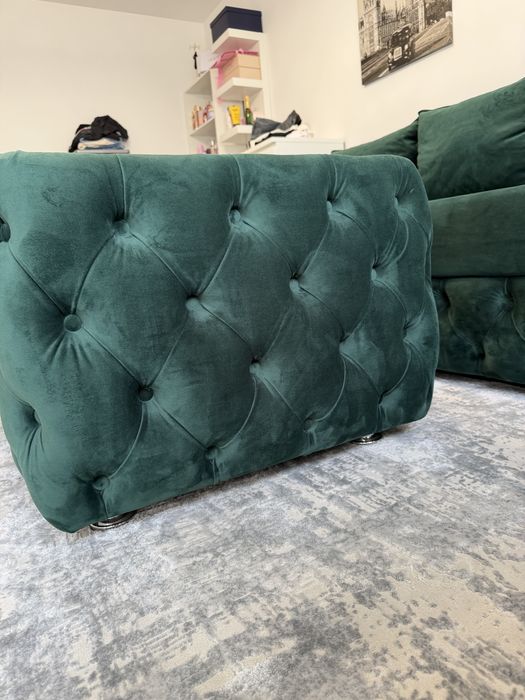 Canapea extensibilă Chesterfield verde smarald + măsuță otomană | Stare excelentă