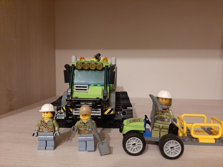 LEGO City Tractor cu senile pentru vulcan 60122