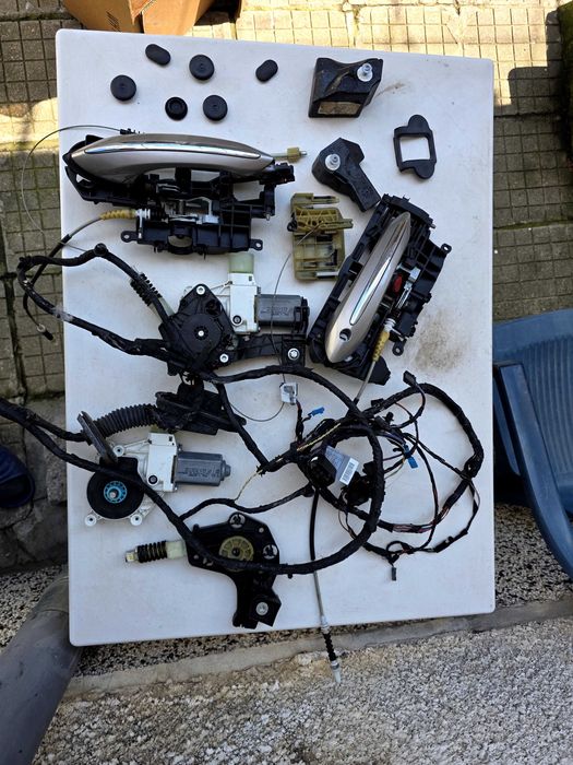 Части за бмв ф10 bmw f10 стопове, дръжки, машинки за прозорци, прозорци, водачи за прозорци и стъкла всичко отдясно цени по договаряне