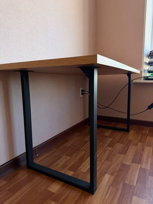 Стол для офиса и дома.