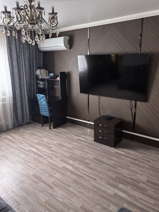 Продам кровать, две тумбочки