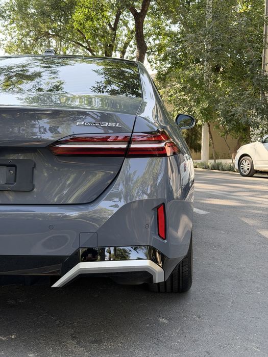 BMW i5 edrive 35 L