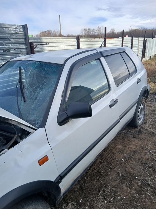 Продам гольф 3  по запчастям