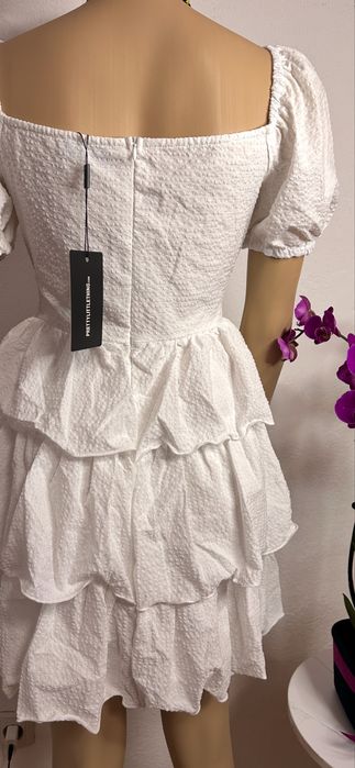 Rochie albă PrettyLittleThing cu etichetă
