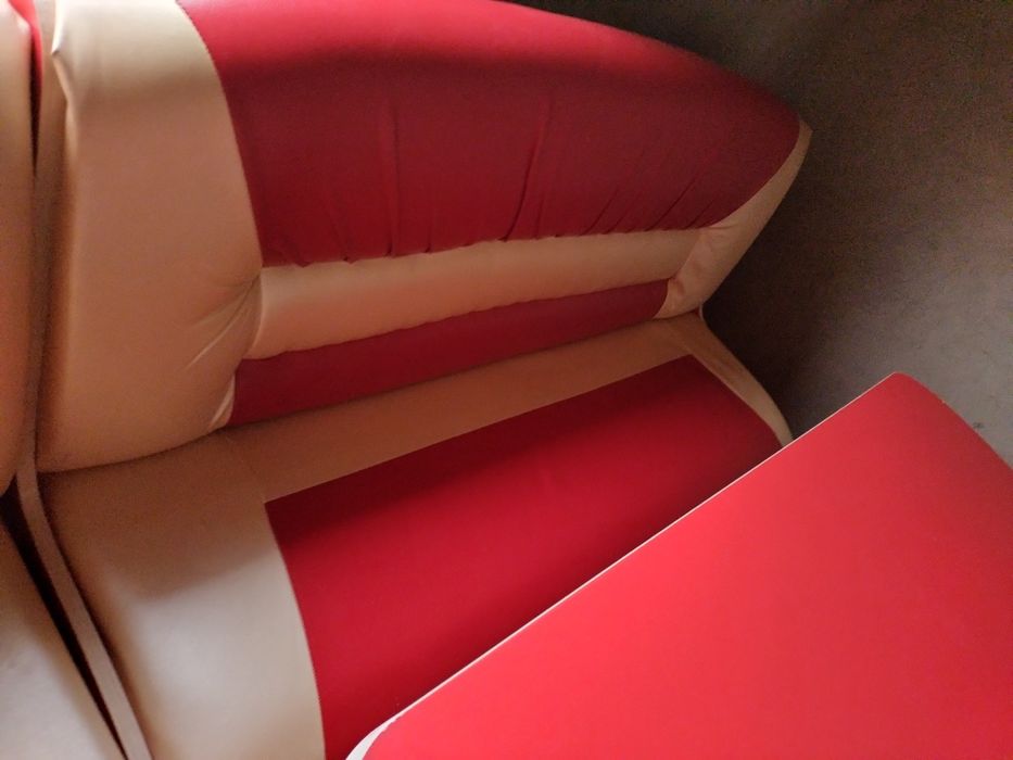 Мягкий уголок, стол со стульями