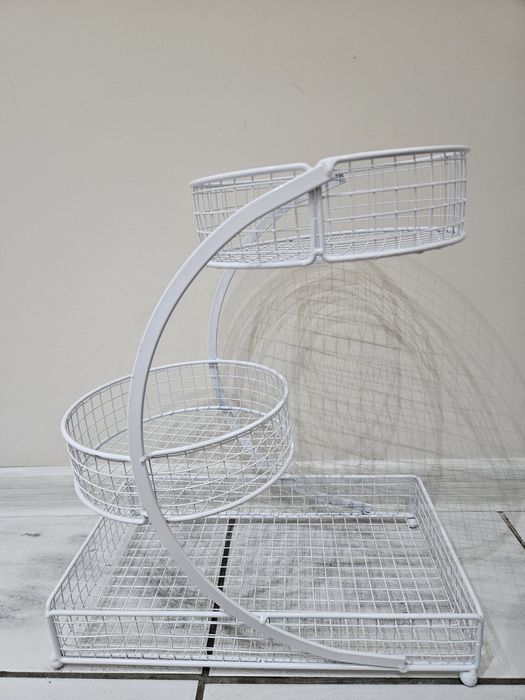 Продавам етажерки за парфюми