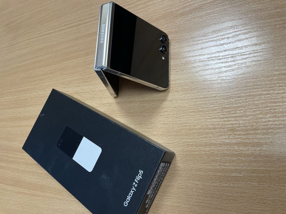 Samsung Galaxy Z flip 5, 128gb, бял