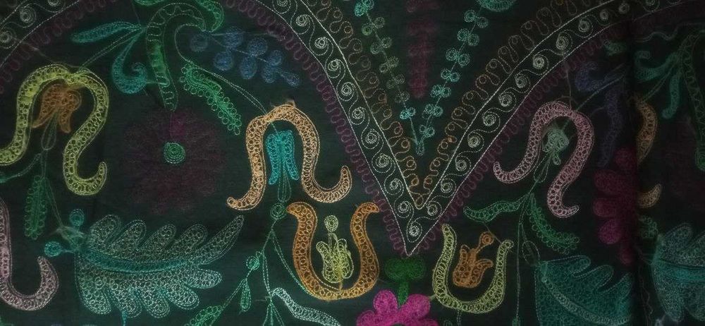 Сюзане ручной работы / Традиционная вышивка (тамбурный шов).