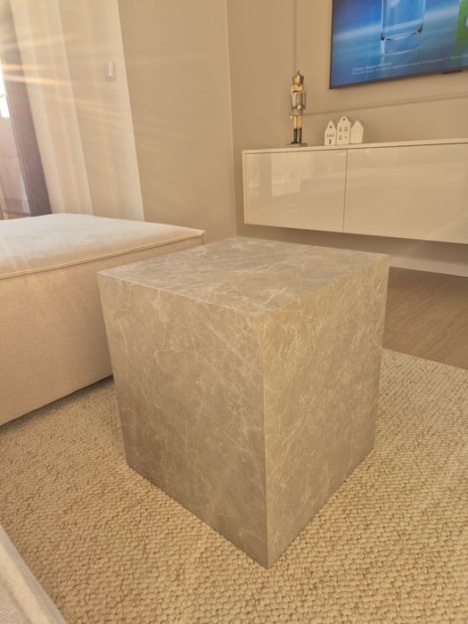 Продавам нова модерна квадратна маса за кафе, цвят бежов