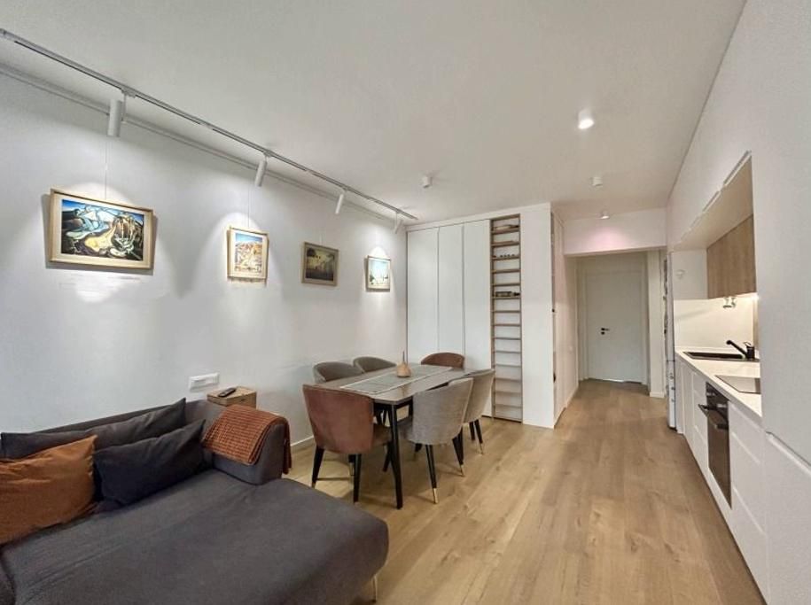 Дава се под наем Тристаен апартамент в София, Хладилника - 124 кв.м за 1299 € - Снимка #2