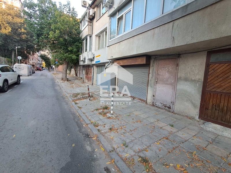 Ексклузивен партерен гараж за продажба, с ток и вода, в тухлена сграда