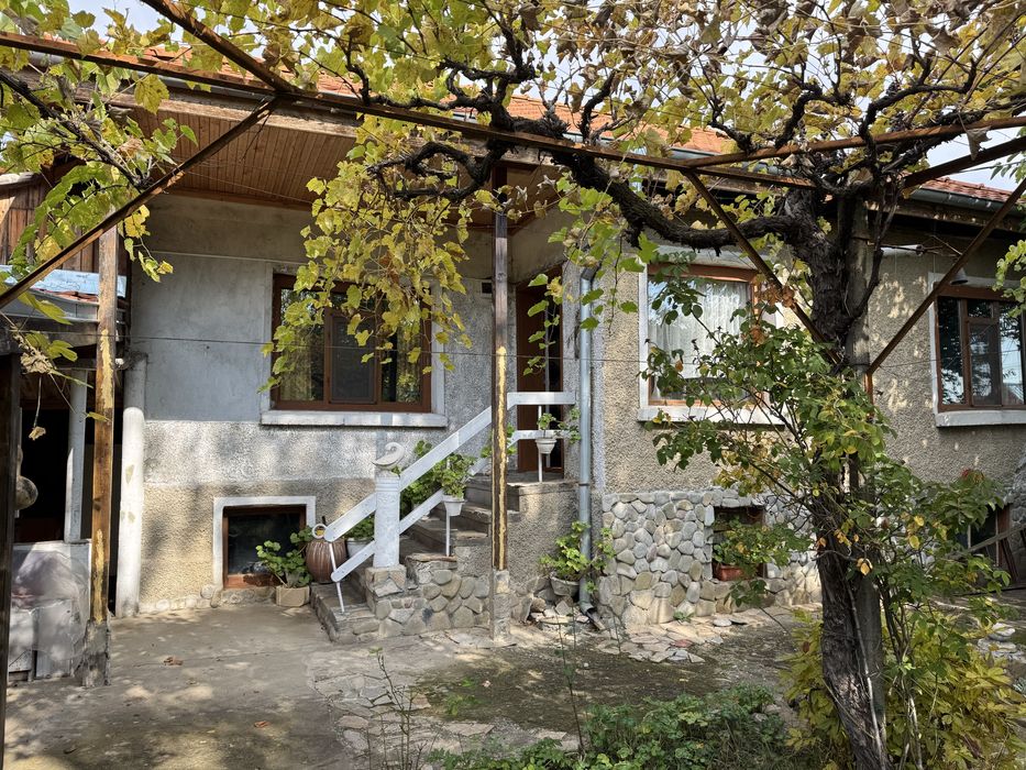 Продава къща в с. Долно Сахране, общ. Павел баня