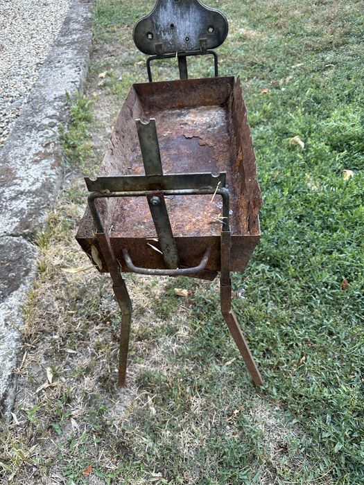 Gratar din fier cu carbuni si lemne cadou