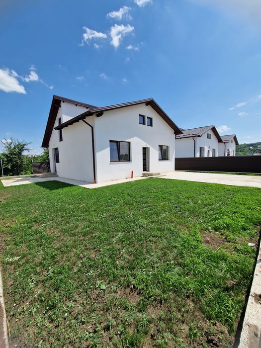 Vand case parter cu 4 ari si 5 ari teren