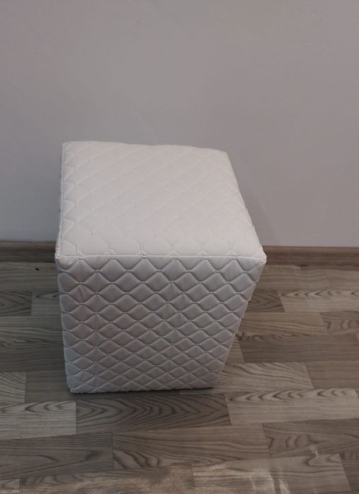 Taburet tapițat din piele albă