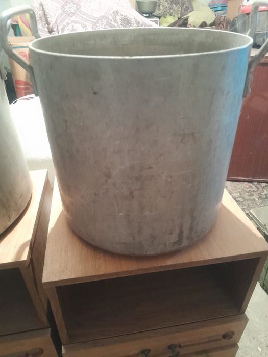 Продается Алюминиевый бак с крышкой в хорошем состяний