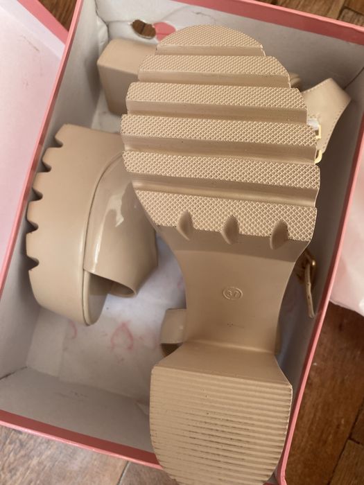 Босоножки на высоком каблуке