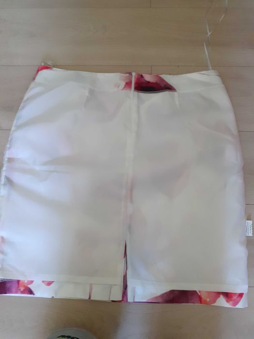 Fusta cu impimeu floral