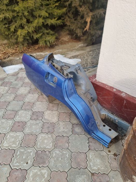 Крыло правый на мерседес 124