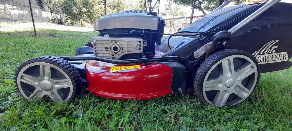 Masina de tuns iarba cu autopropulsie și motor Briggs&Stratton 5.5 cp
