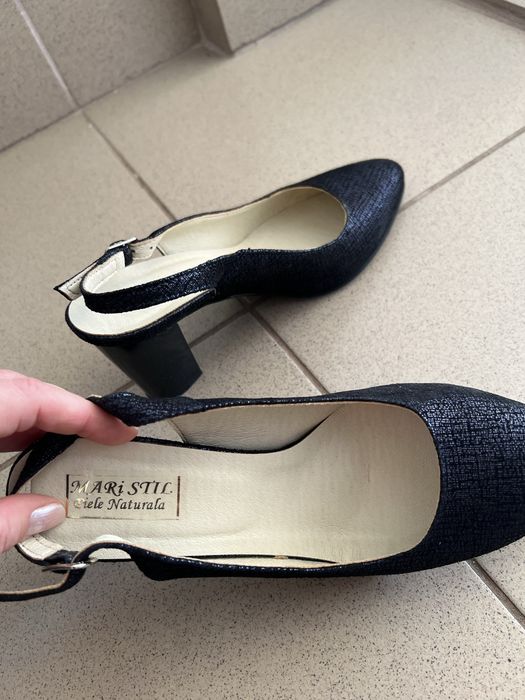 Pantofi cu toc, din piere