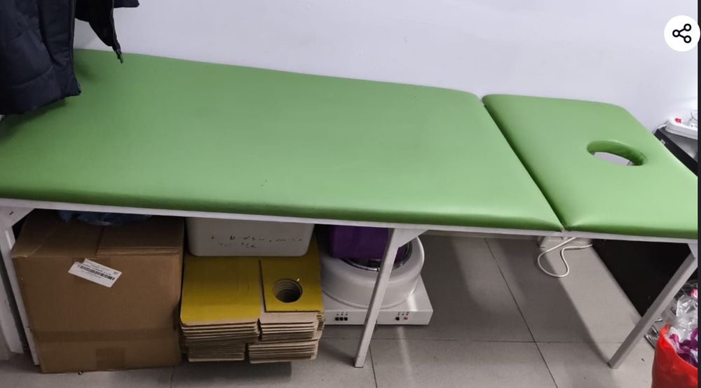 Продам 2 кушетки медицинские и 3 ширмы