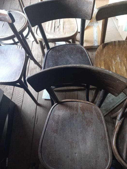 Scaune vechii din lemn si covata din lemn