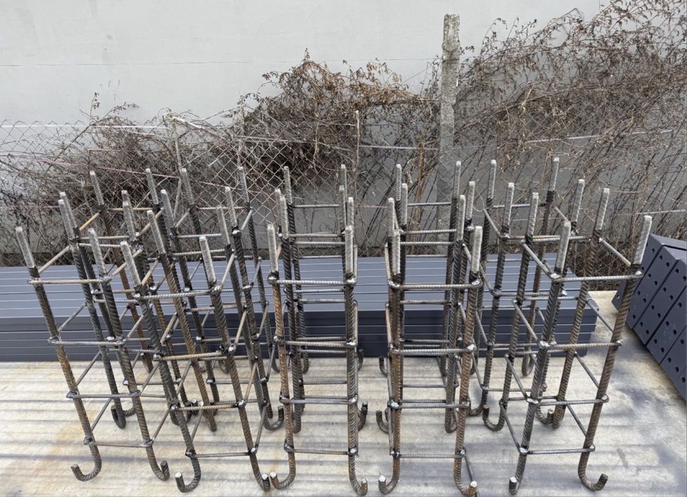 Vand 5 ferme la 10.00m și 10 stalpi la 4.00m + cuzineti