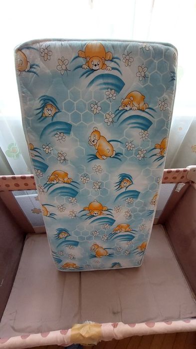 Сгъваема бебешка кошара + матрак, чаршафи и олекотена завивка