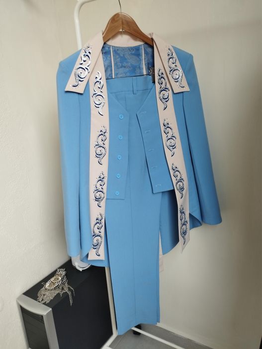 Срочно продам дизайнерский костюм