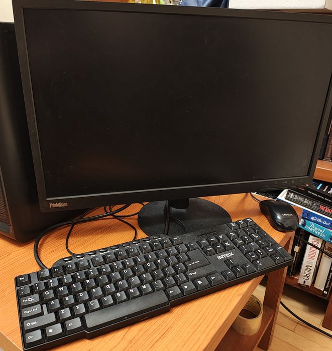 Настолен компютър с монитор