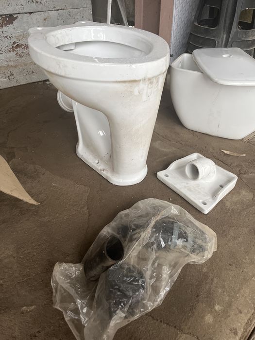 Унитаз и бачок фарфоровый